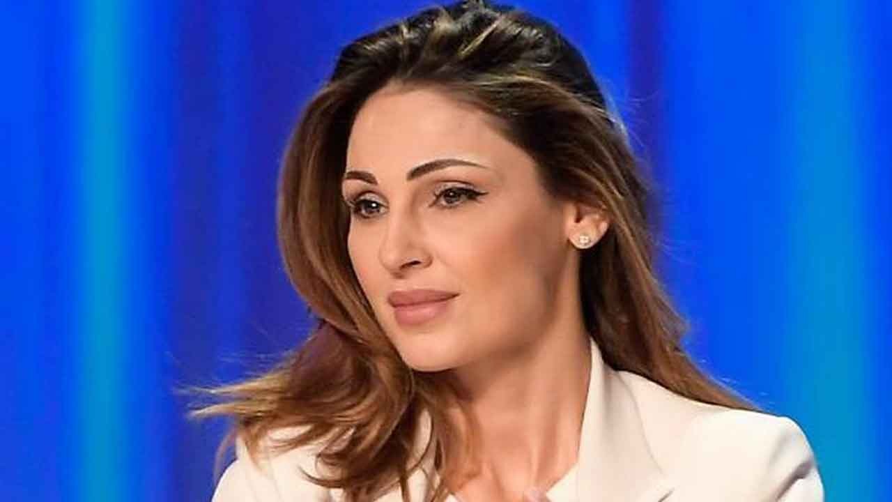 anna-tatangelo-casa-political24