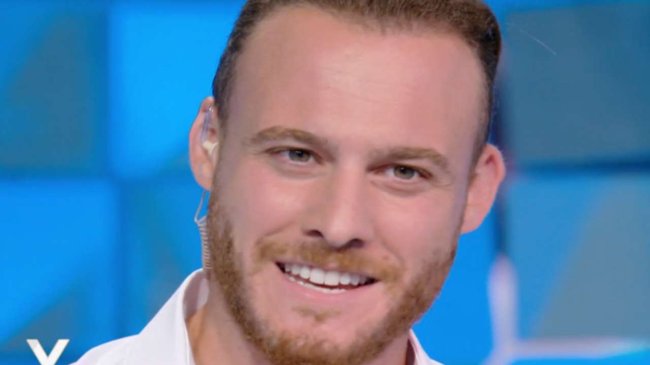 Kerem Bursin fidanzata - Political24