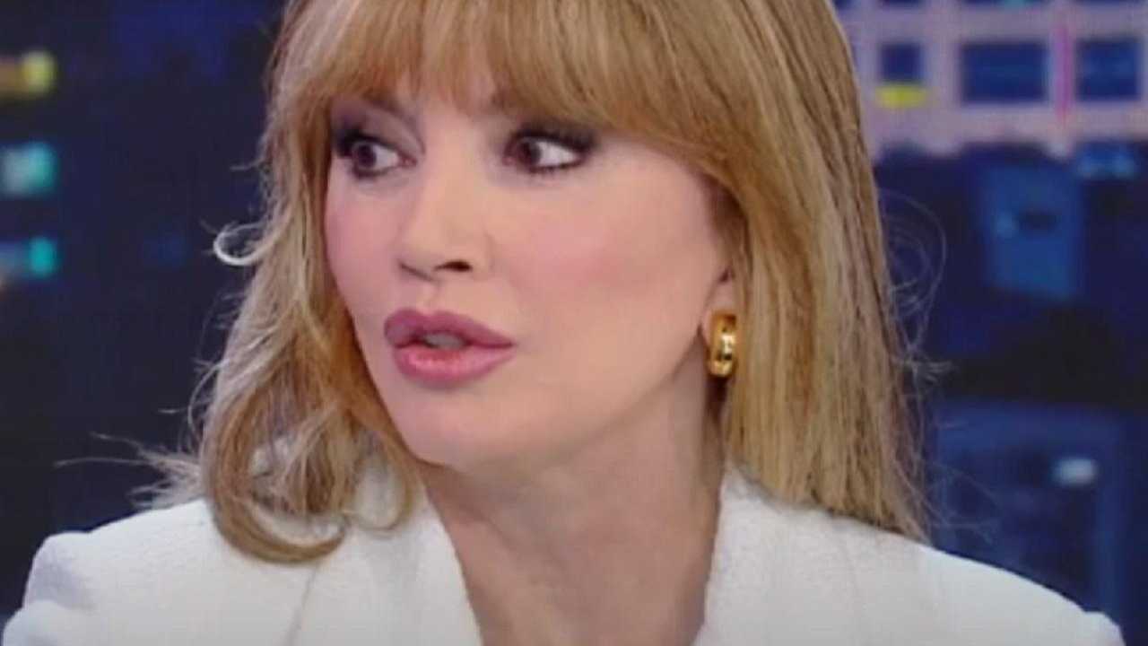 Milly Carlucci porta la parrucca-Political24