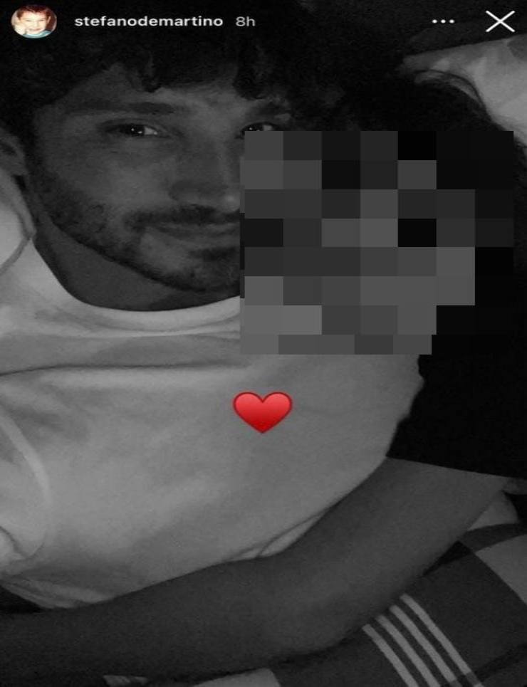 Stefano De Martino foto con il suo amore-Political24