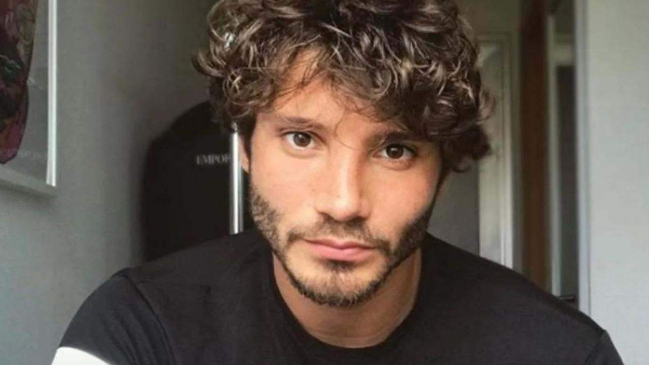 Stefano De Martino fa perdere la testa a lei - 23052022 - Political24