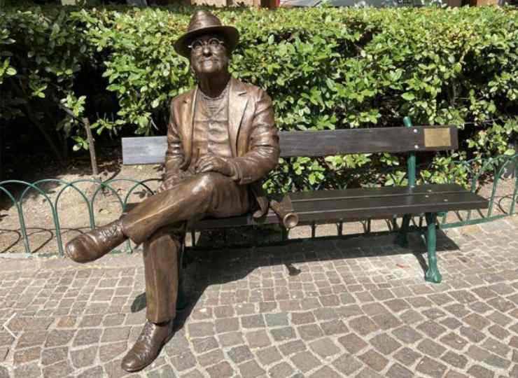 Bologna-statua-Lucio-Dalla-pace-Political24.it