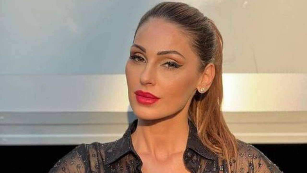 Anna-Tatangelo-luce-Political24.it