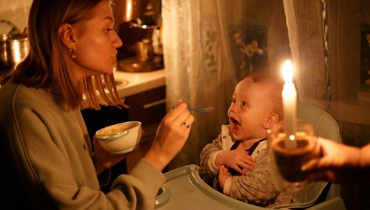 Natale in guerra in Ucraina: madre con bimbo