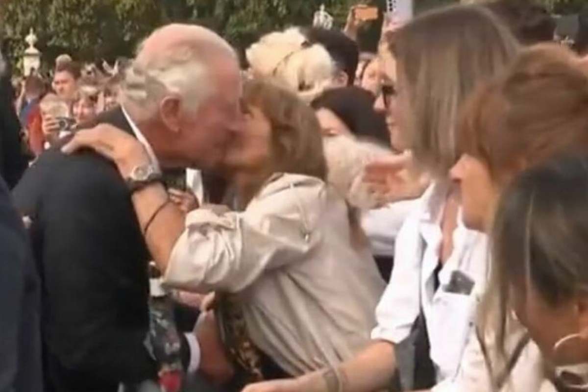 Re Carlo bacia un'altra donna