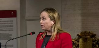 Giorgia Meloni, problemi con l'abito