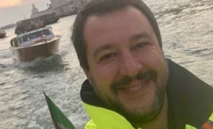 Matteo Salvini con il mare sullo sfondo