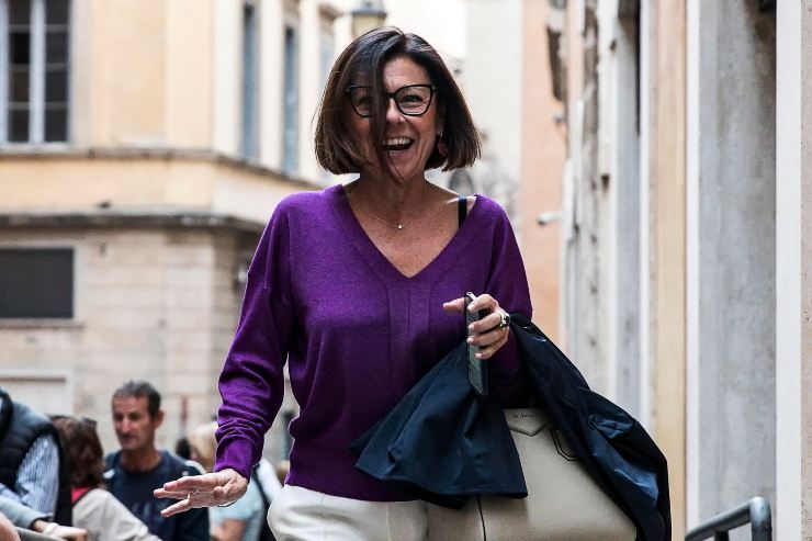 Paola de Micheli, pazzi per la sua scollatura