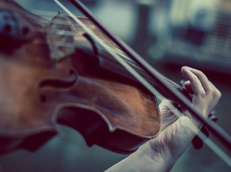 Fingeva di suonare il violino 