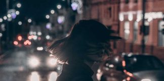Donna per strada