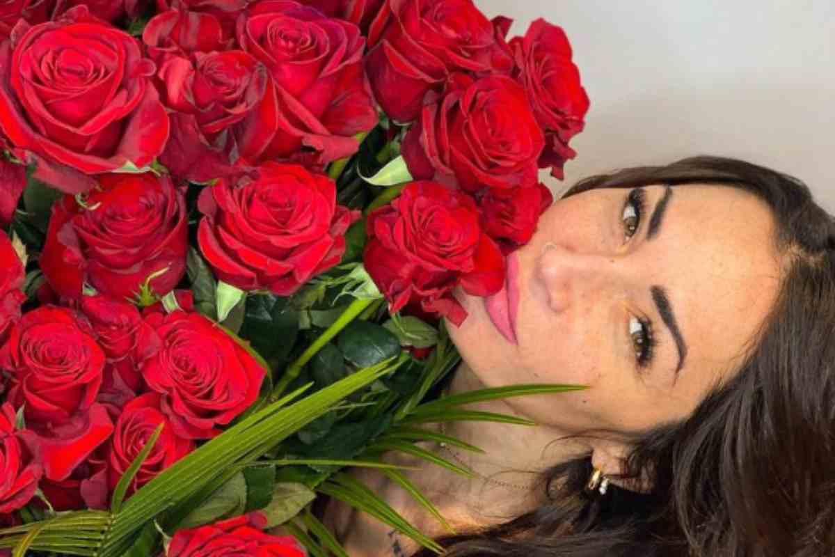 Ida Platano con un mazzo di rose rosse